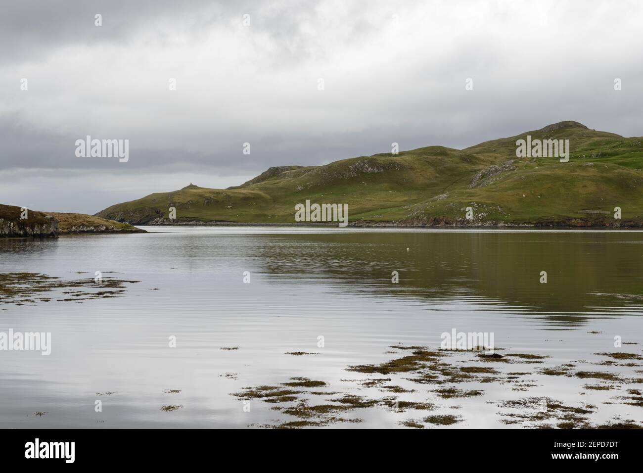 Lo storico istmo di Mavis Grind, Shetland, dove le barche si incrociano dal Mare del Nord all'Oceano Atlantico. Foto Stock