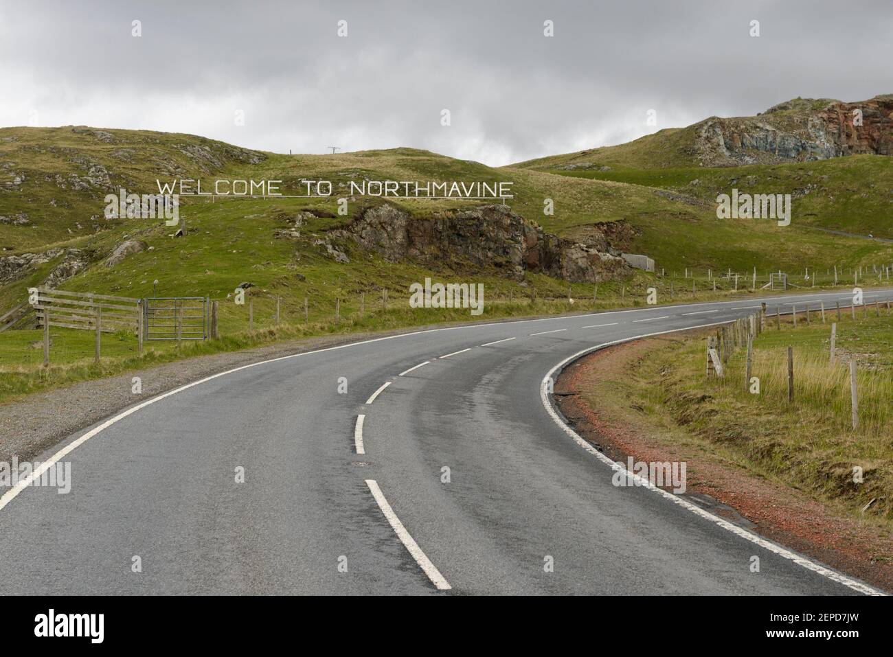 Un cartello che accoglie i viaggiatori a Northmavine, che significa 'la terra a nord del Mavis Grind' in Shetland. Foto Stock