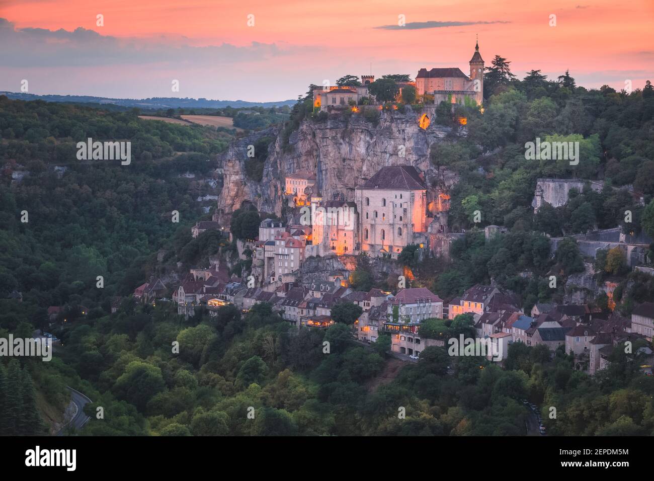 Tramonto colorato o l'alba vista del borgo francese medievale collinare di Rocamadour, Francia nella valle della Dordogna. Foto Stock