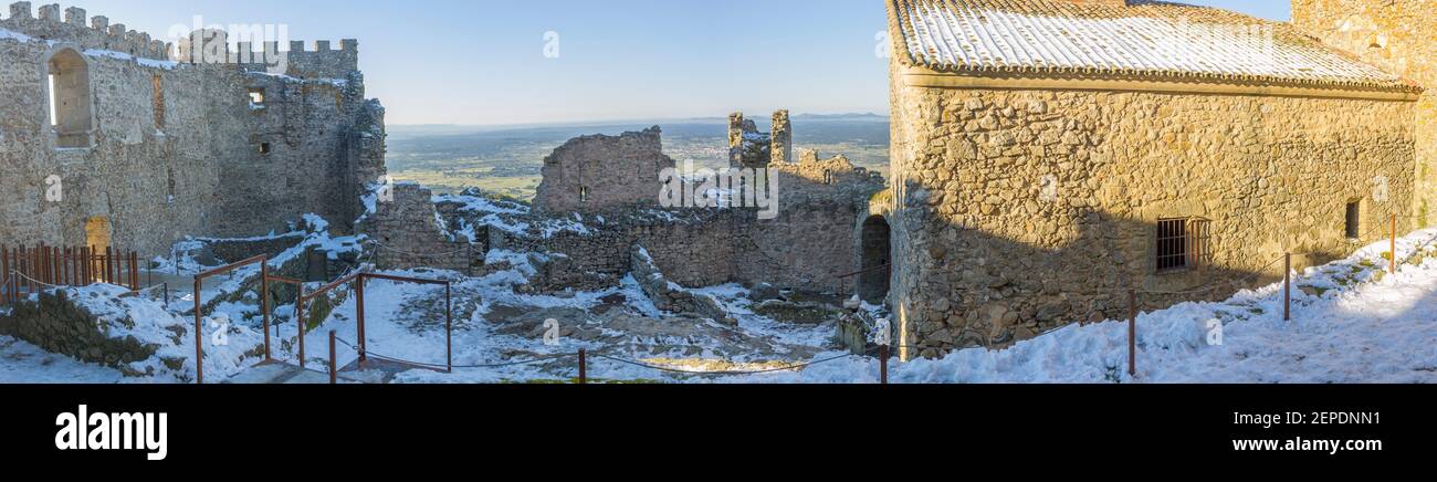 Fortezza Montanchez innevata. Castello di origine romana, ricostruito da Almohads e utilizzato da Order de Santiago. Extremadura, Spagna Foto Stock