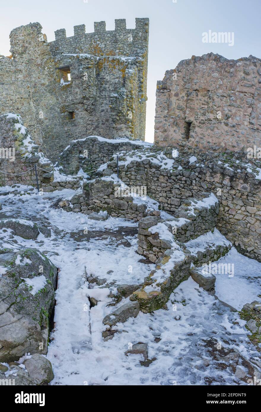Fortezza Montanchez innevata. Castello di origine romana, ricostruito da Almohads e utilizzato da Order de Santiago. Extremadura, Spagna Foto Stock