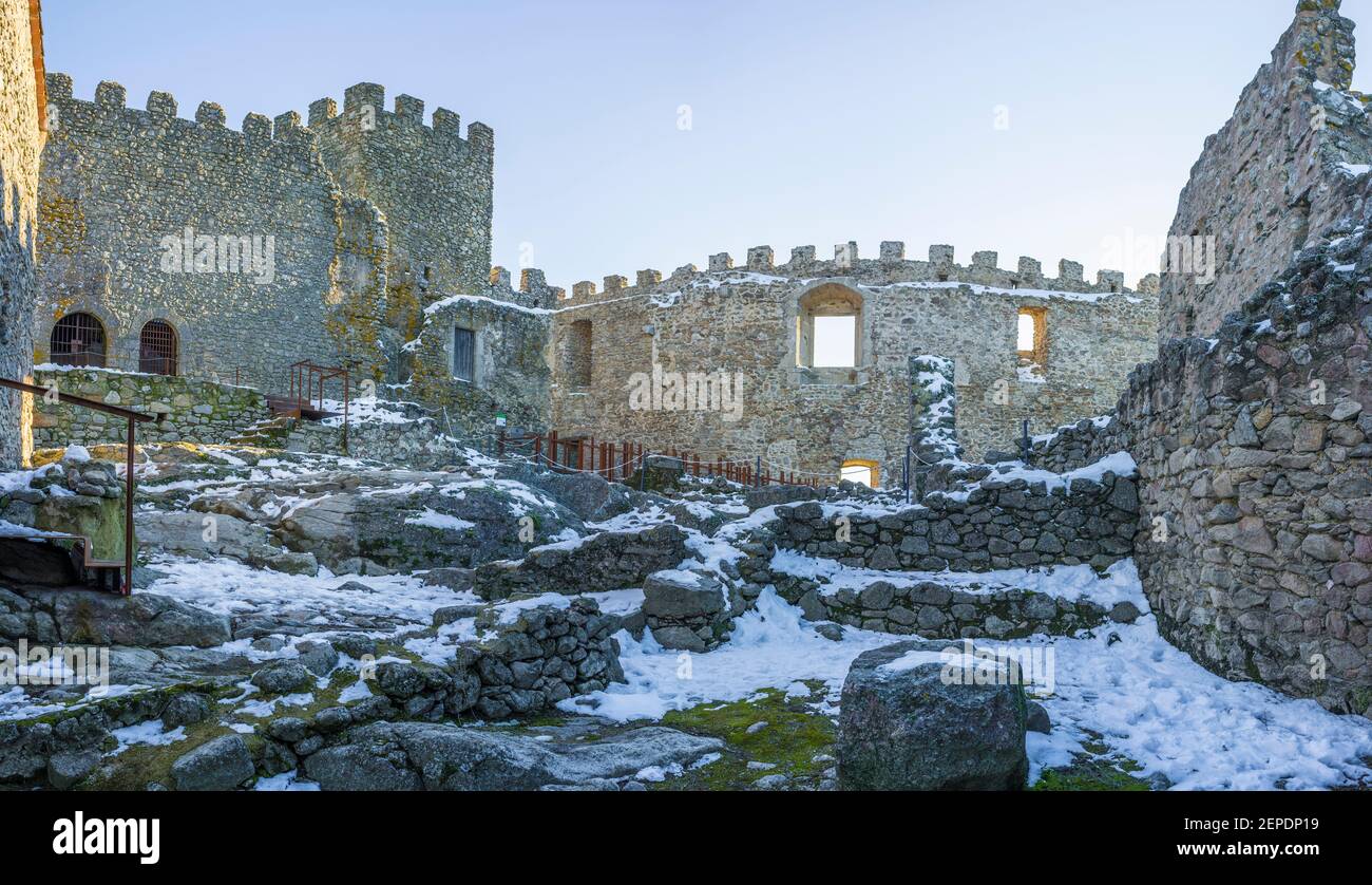 Fortezza Montanchez innevata. Castello di origine romana, ricostruito da Almohads e utilizzato da Order de Santiago. Extremadura, Spagna Foto Stock