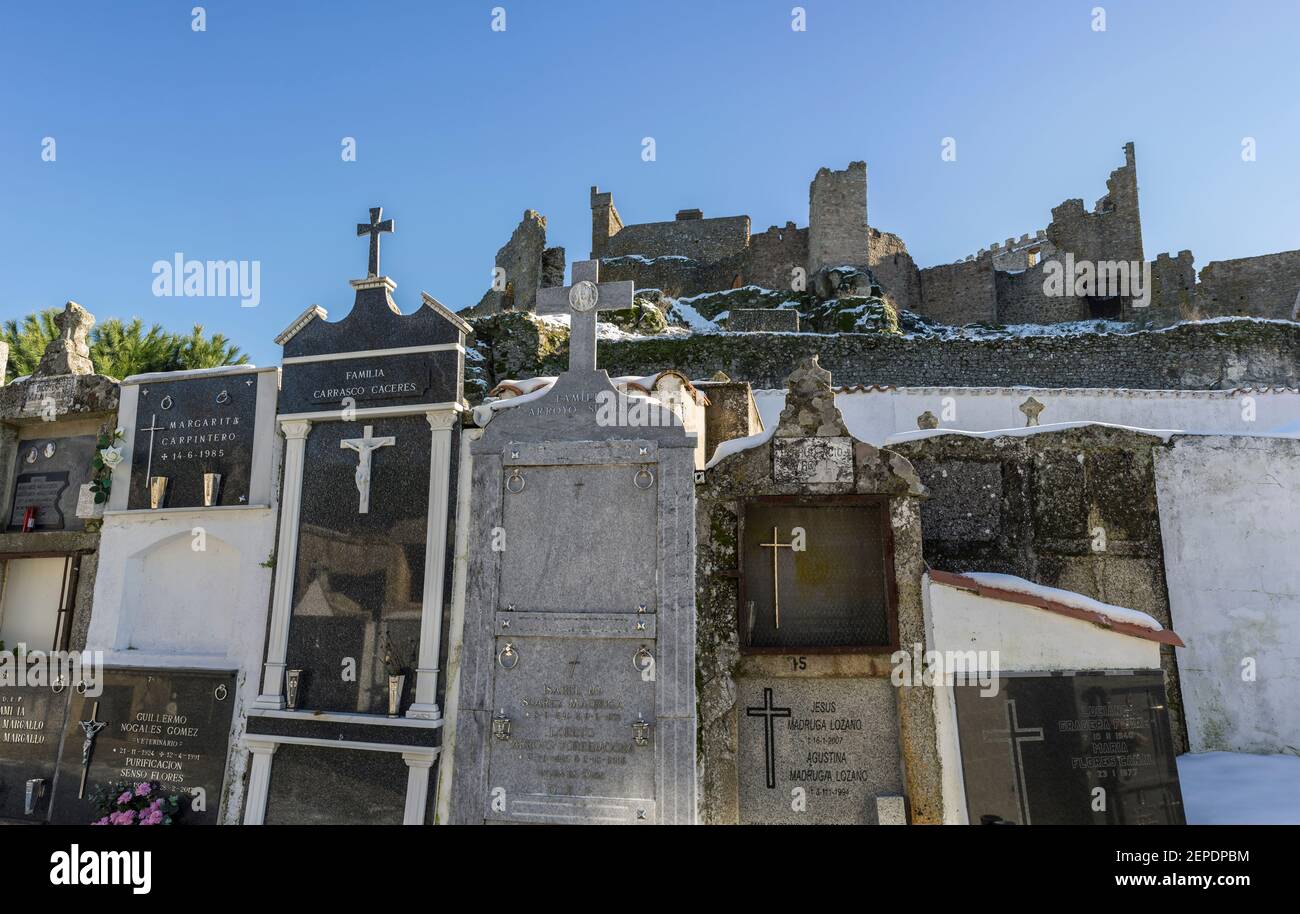 Montanchez, Spagna - 11 gennaio 2021: Cimitero di Montanchez coperto di neve. Premiato con il premio per il miglior Cimitero di Spains nel 2015. Caceres, Extremadura, S. Foto Stock