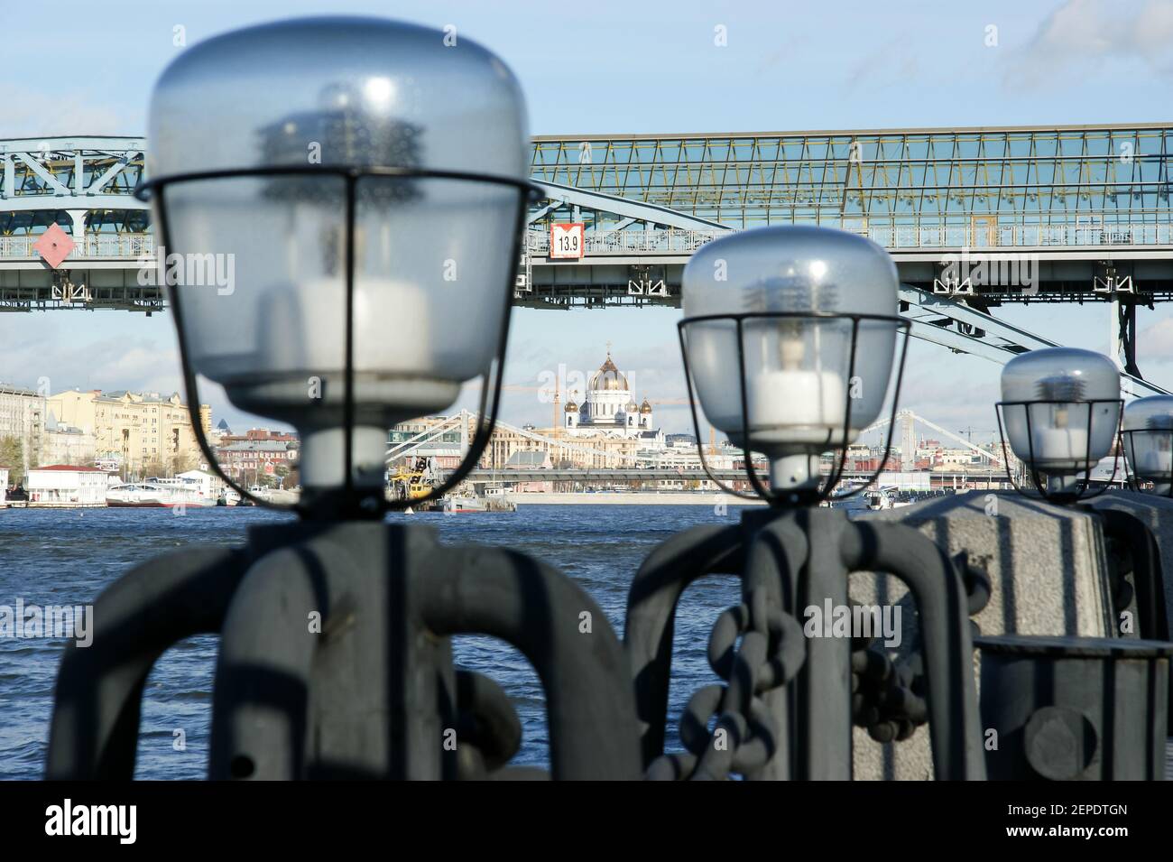 Vista di Mosca, Russia. Pushkinsky (Andreyevsky) Ponte pedonale Foto Stock