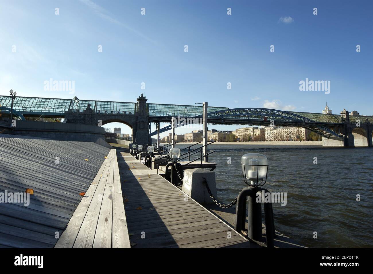 Vista di Mosca, Russia. Pushkinsky (Andreyevsky) Ponte pedonale Foto Stock