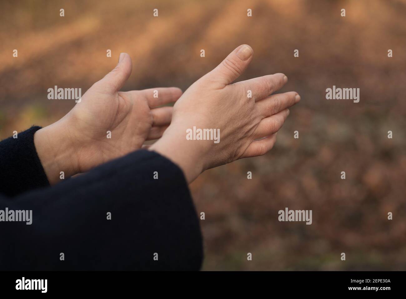 Le mani femminili si allungano in avanti, primo piano Foto Stock