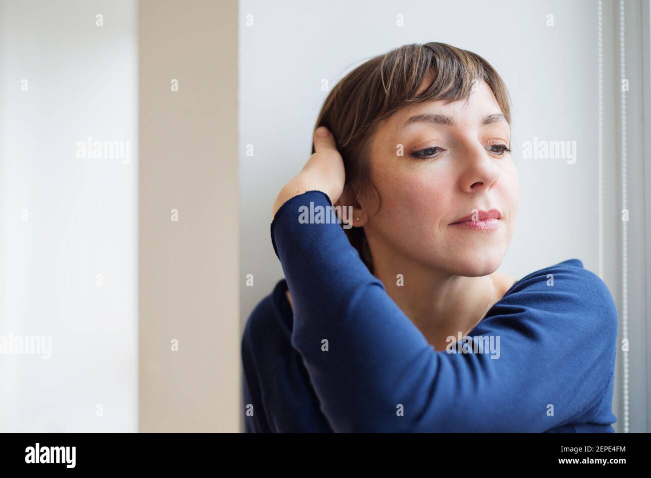 Ritratto in primo piano di una donna dai capelli corti in luce naturale Foto Stock