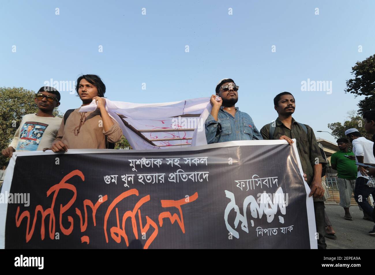 Dhaka, Bangladesh. 27 Feb 2021. Studenti e blogger hanno organizzato una processione di bara a Shahbag per protestare contro la morte dello scrittore e blogger Mushtaq Ahmed in diritto digitale. (Foto di MD Saiful Amin/Pacific Press) Credit: Pacific Press Media Production Corp./Alamy Live News Foto Stock