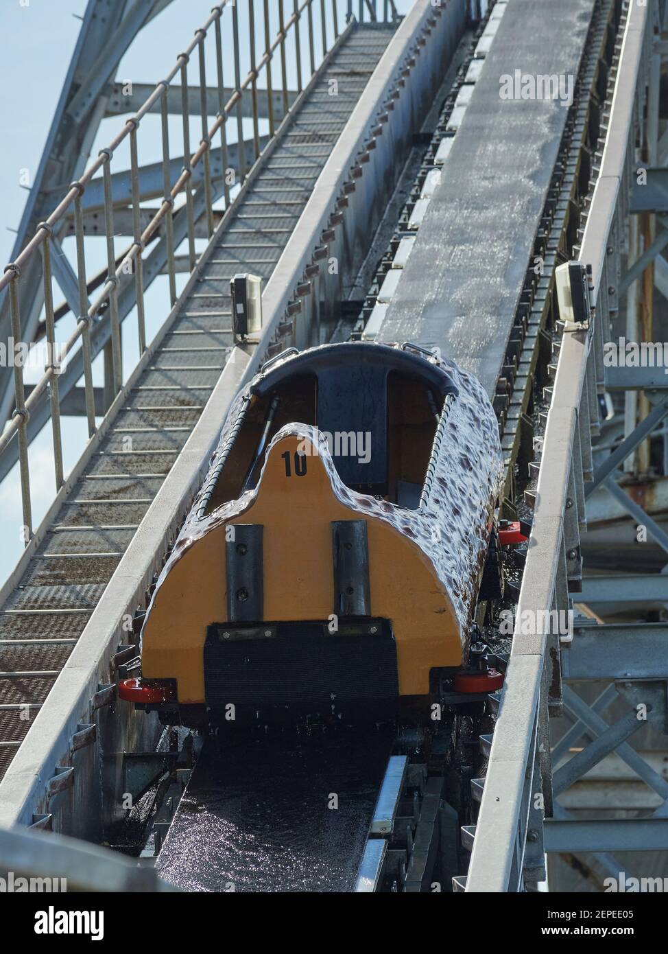 Carrello vuoto di log numero 10 sul Log Flume Ride Pleasure Beach Great Yarmouth. Un carrello vuoto numero 10 Foto Stock