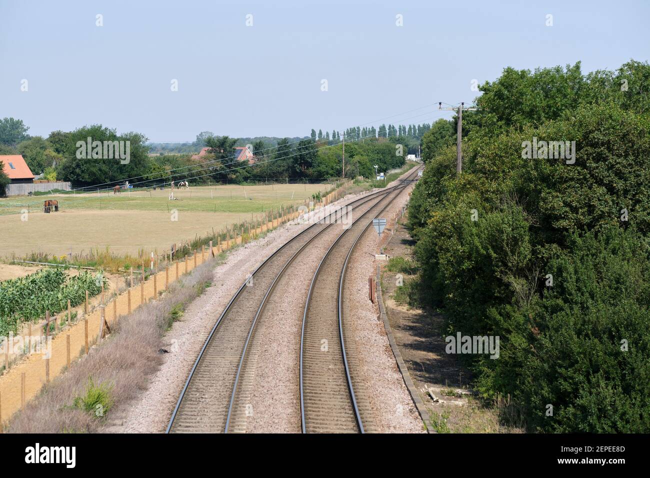 La doppia linea si unisce al singolo sulla linea di diramazione Felixstowe a Trimley. Due linee passeggeri per il trasporto merci si uniscono a una sulla linea di filiale Felixstowe. Foto Stock