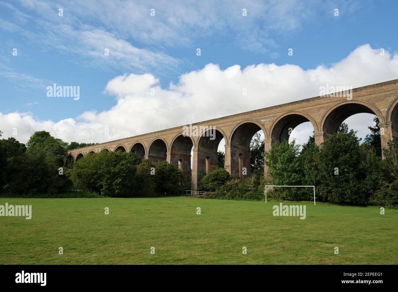 Chappel Viaduct, Essex, Inghilterra. Chappel Viaduct ponte ferroviario sul fiume Colne in Colne Valley, Essex, Inghilterra paesaggio rurale in giornata di sole. Foto Stock