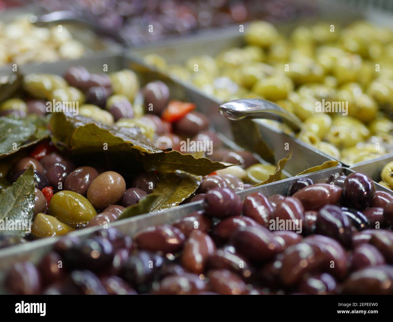 Selezione mista di olive verdi fresche e nere per pollici Delicatessen Sezione di Supermarket nel Regno Unito Foto Stock
