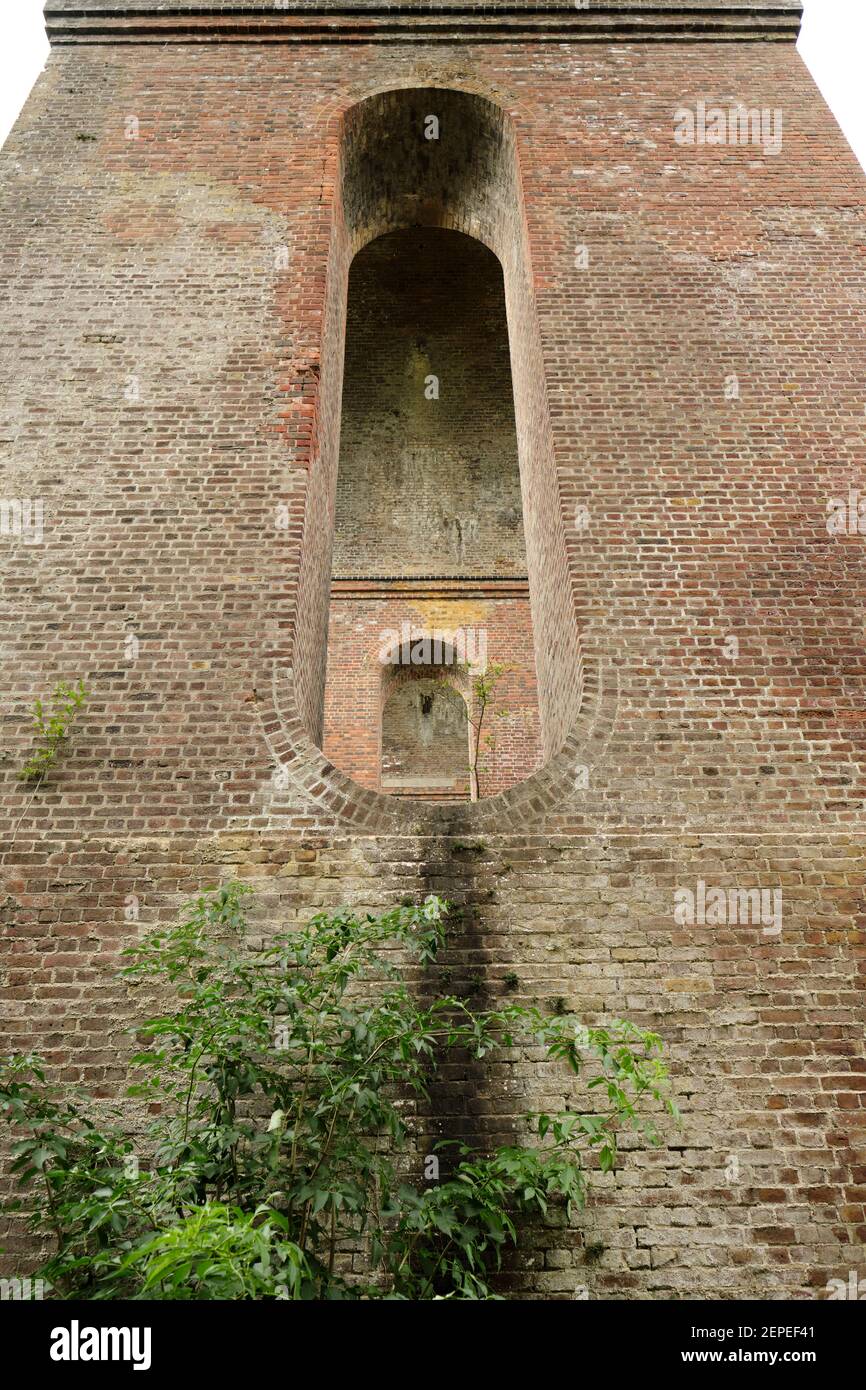 Guardando verso l'alto sotto Chappel Viaduct a deterioramento acqua danni muratura. Foto Stock