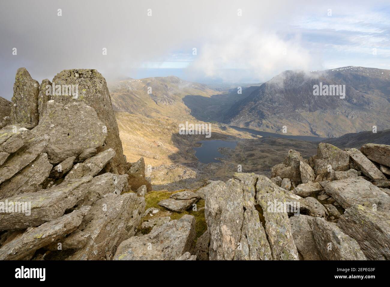 Vista della valle di Ogwen da Glyder Fach in Snowdonia. Foto Stock