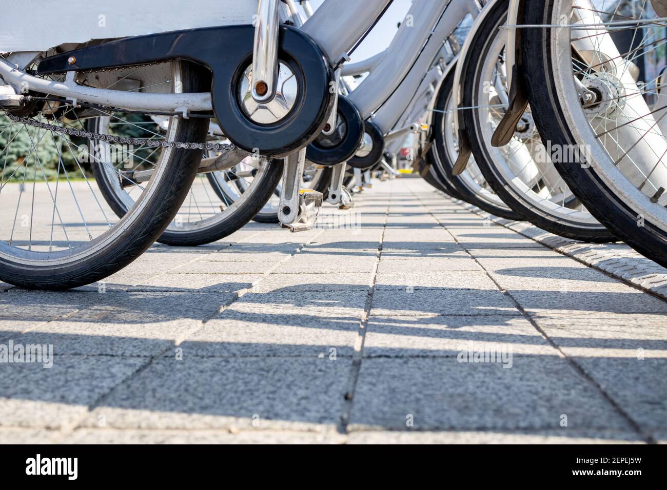 noleggio biciclette in città, parcheggio outdoors.selective ore su 24, giorno di sole, spazio per il design Foto Stock