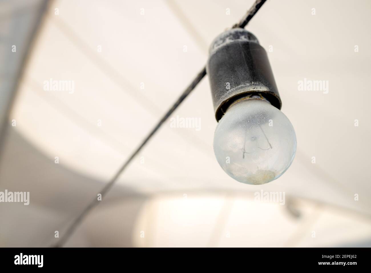 lampada da sola vintage su sfondo grigio. attrezzatura di illuminazione vintage Foto Stock