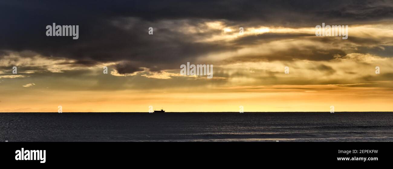 Mare del Nord all'alba con una nave sul orizzonte Foto Stock