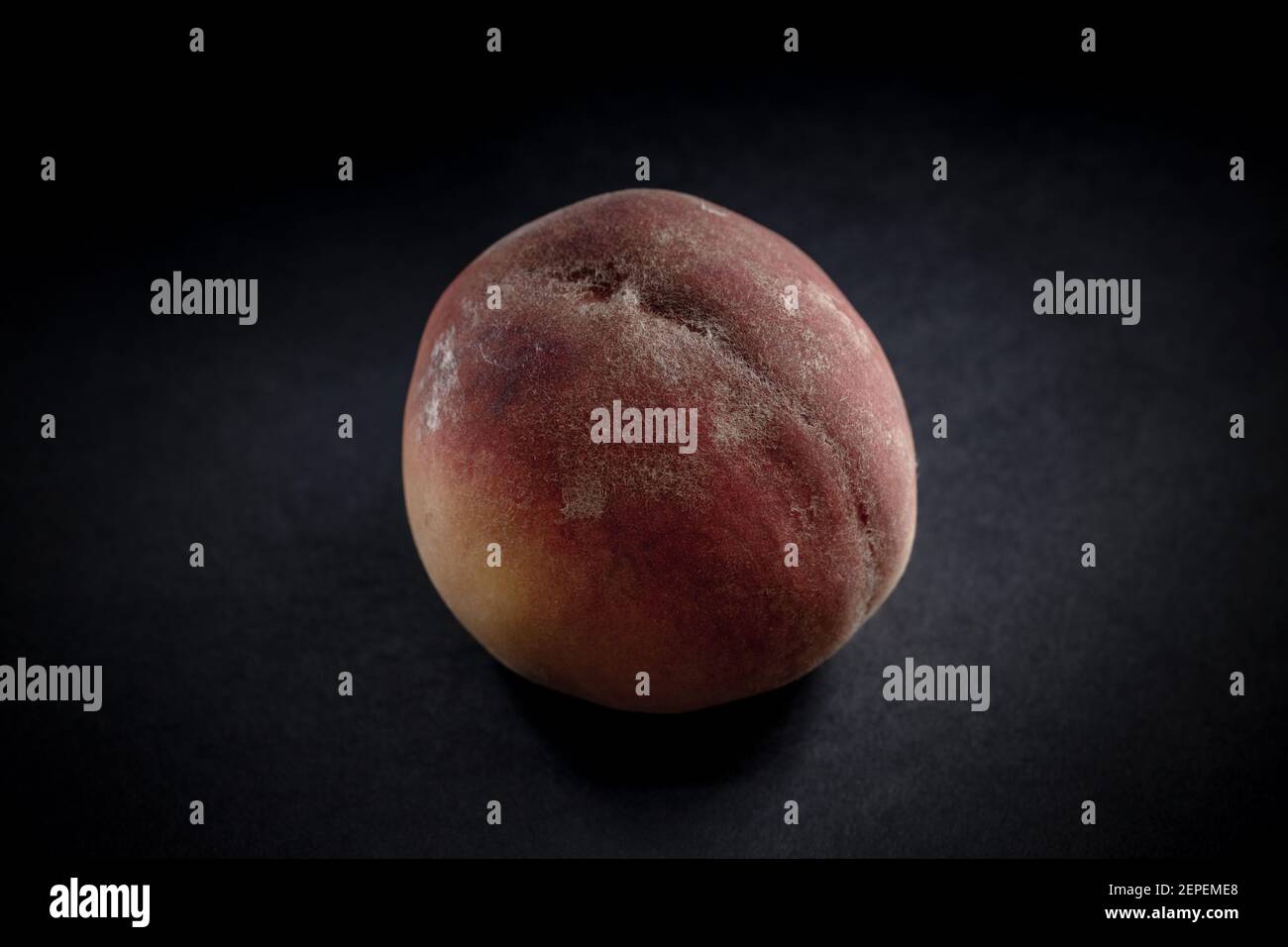 sbuccia su sfondo nero con texture e uno spazio per la copia. foto dall'atmosfera scura Foto Stock