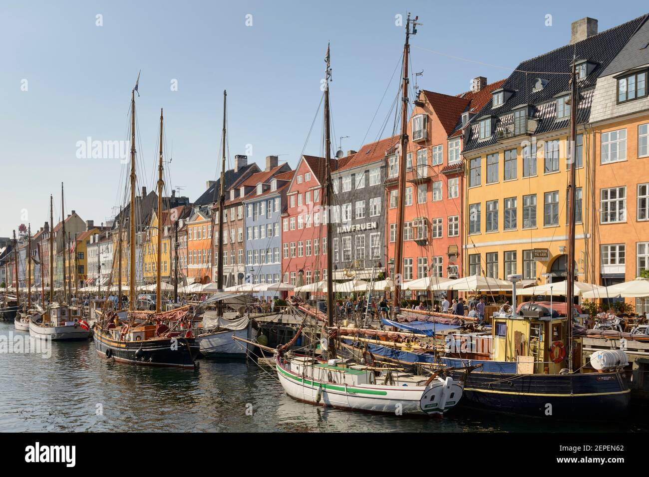 Navi ed edifici colorati costeggiano il lungomare di Nyhavn, Copenhagen, Danimarca. Foto Stock