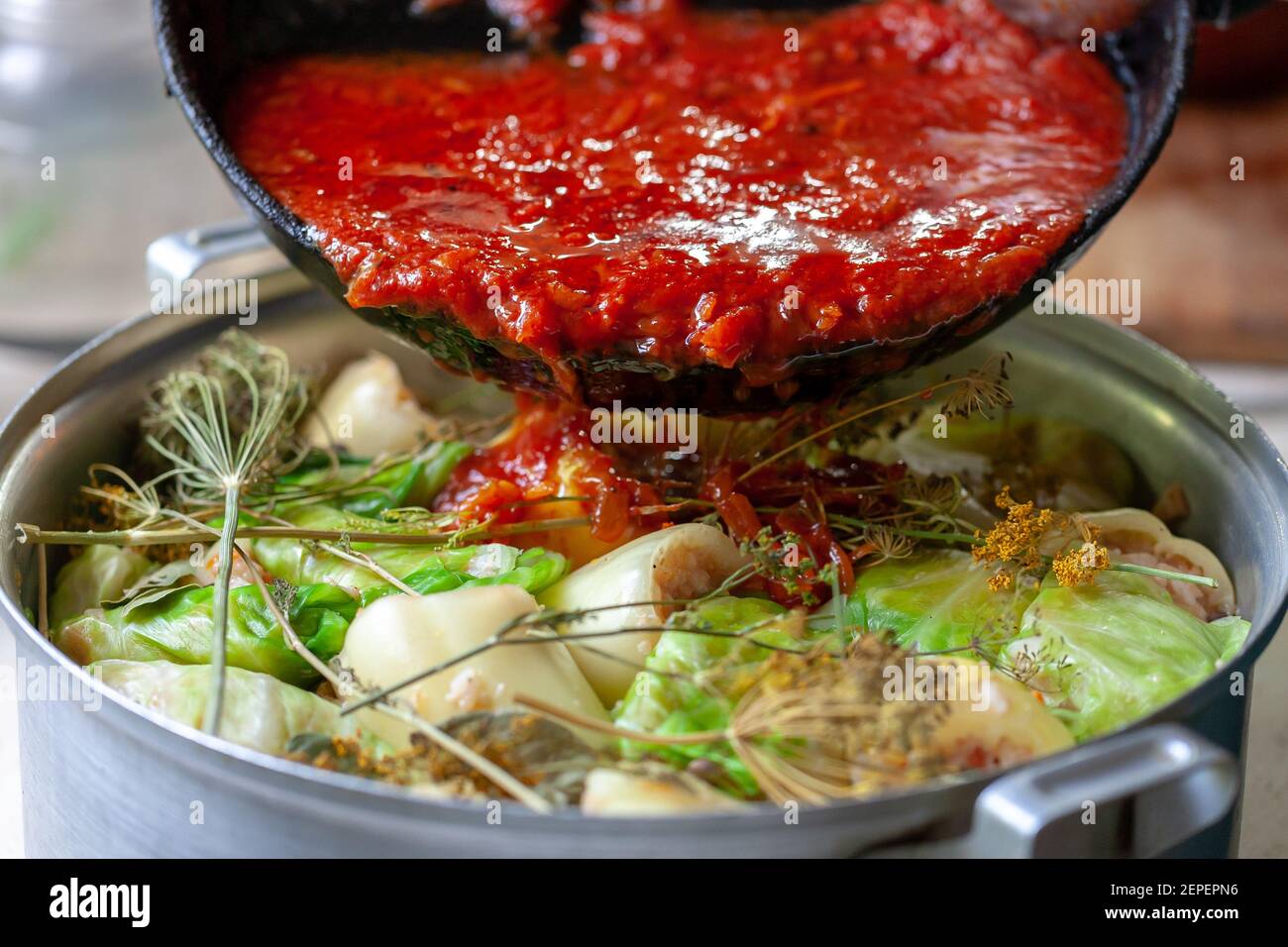 cucina casalinga pepe ripieno e involtini di cavolo. fuoco selettivo. cibo tradizionale ucraino e russo Foto Stock