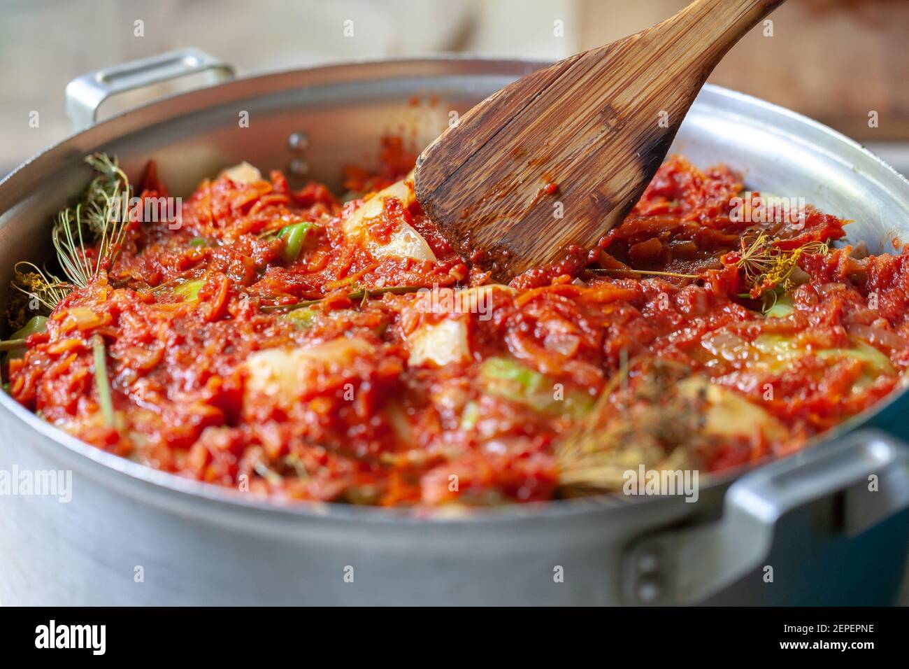 cucina casalinga pepe ripieno e involtini di cavolo. fuoco selettivo. cibo tradizionale ucraino e russo Foto Stock