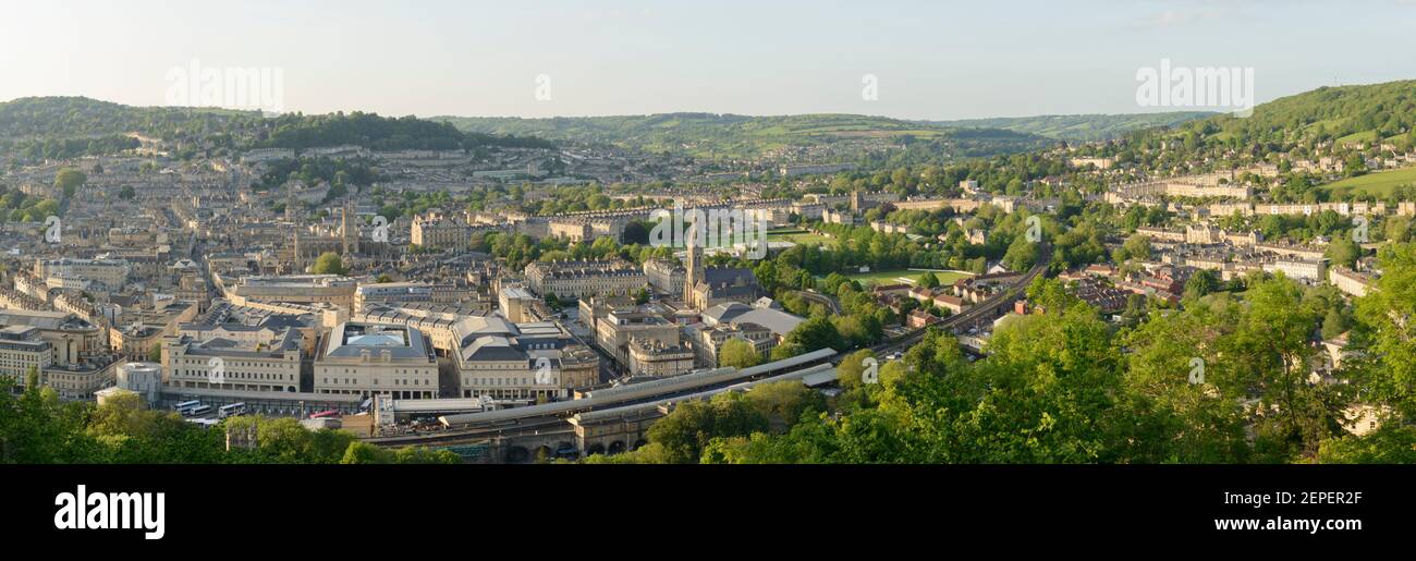 Vista rialzata della città di Bath immersa nella vibrante campagna. Foto Stock