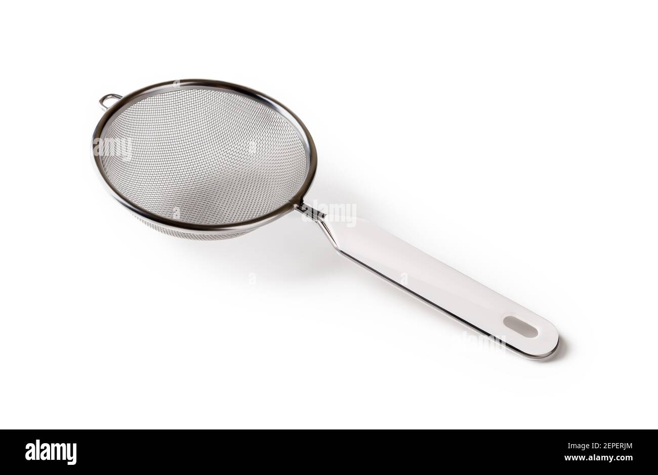 Succhieruola in acciaio inox con orecchio sospeso isolato su sfondo bianco. Setaccio a maglia fine con manico in plastica da vicino. Utensili da cucina moderni. Foto Stock
