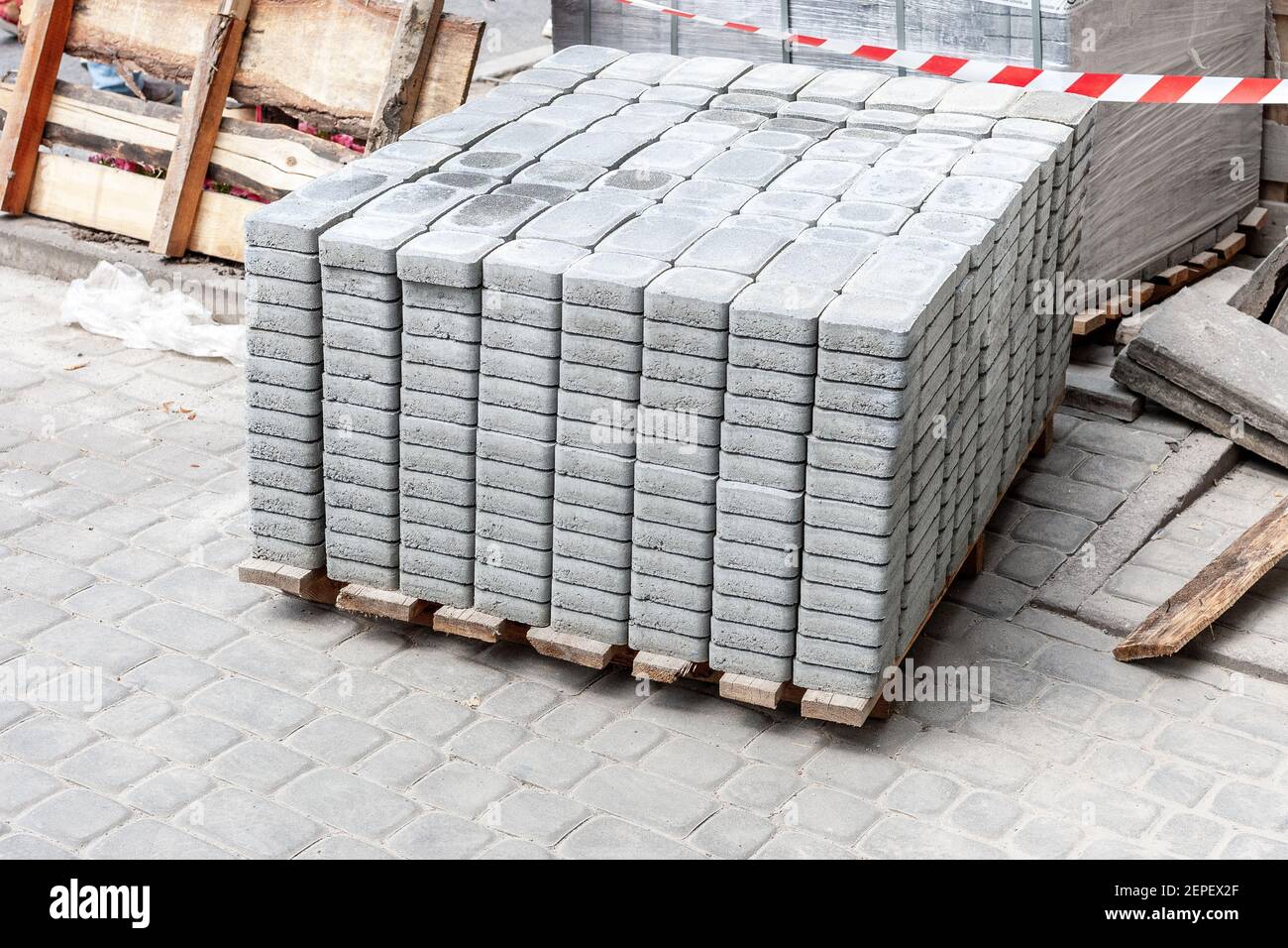 nuovo blocco di pavimentazione a lato strada. piastrelle di pavimentazione per riparazioni stradali Foto Stock