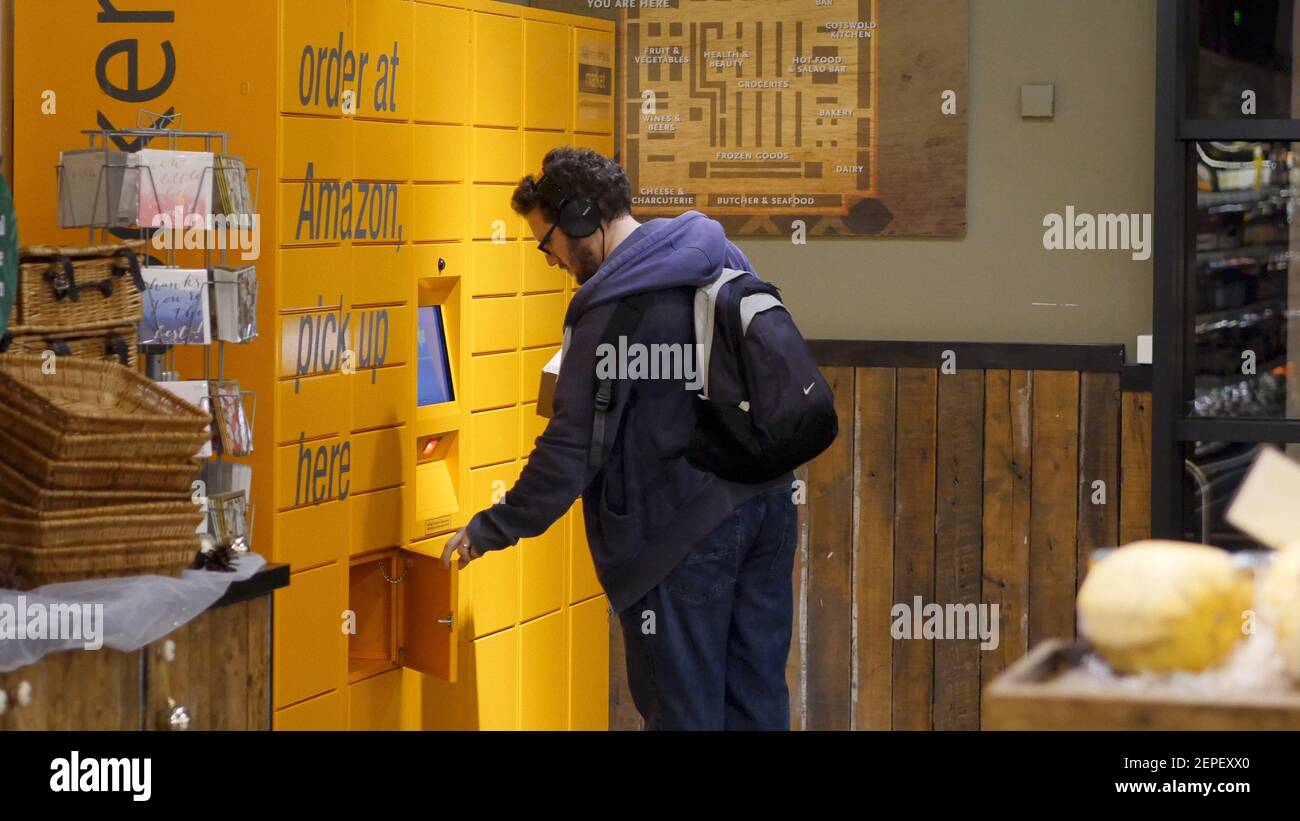 Man Collecting Package da Amazon Box, ricevuta di consegna Shopper Online  Foto stock - Alamy