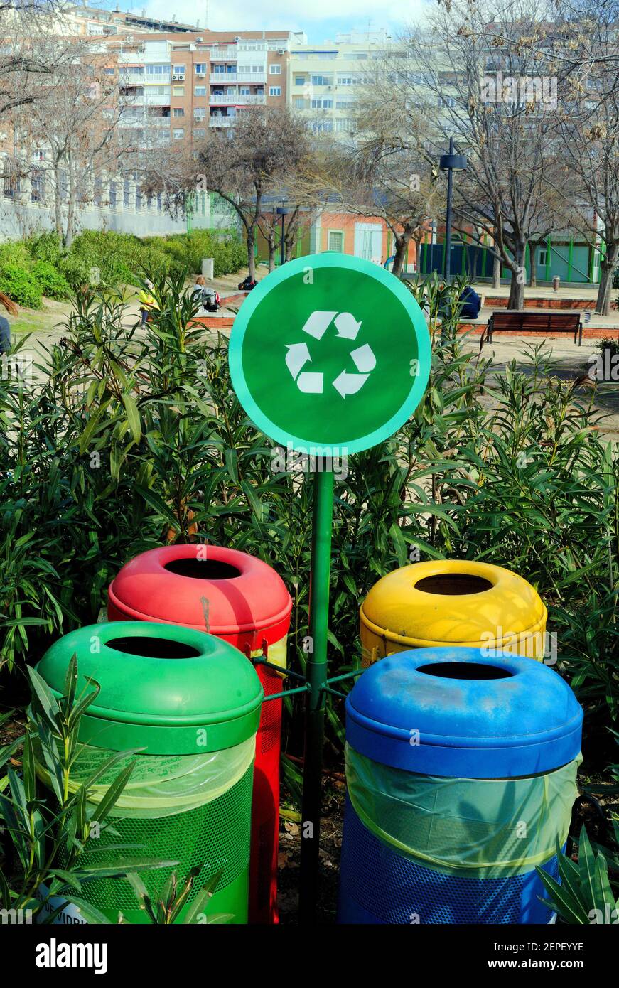 Cassonetti per il riciclaggio in un parco Foto Stock