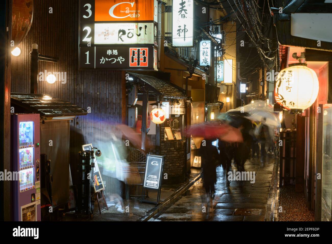 Hozenji Yokocho Alley di notte a Osaka, Giappone. Foto Stock