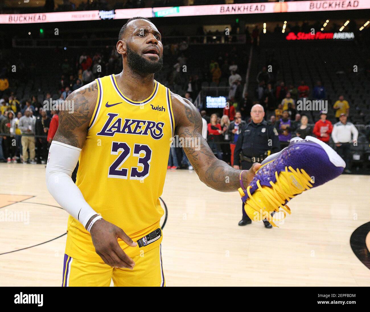 Il LeBron James di Los Angeles Lakers regala le sue scarpe ai tifosi di basket della folla dopo aver sconfitto gli Atlanta Hawks 101 96 domenica 15 dicembre 2019 ad Atlanta. Foto di