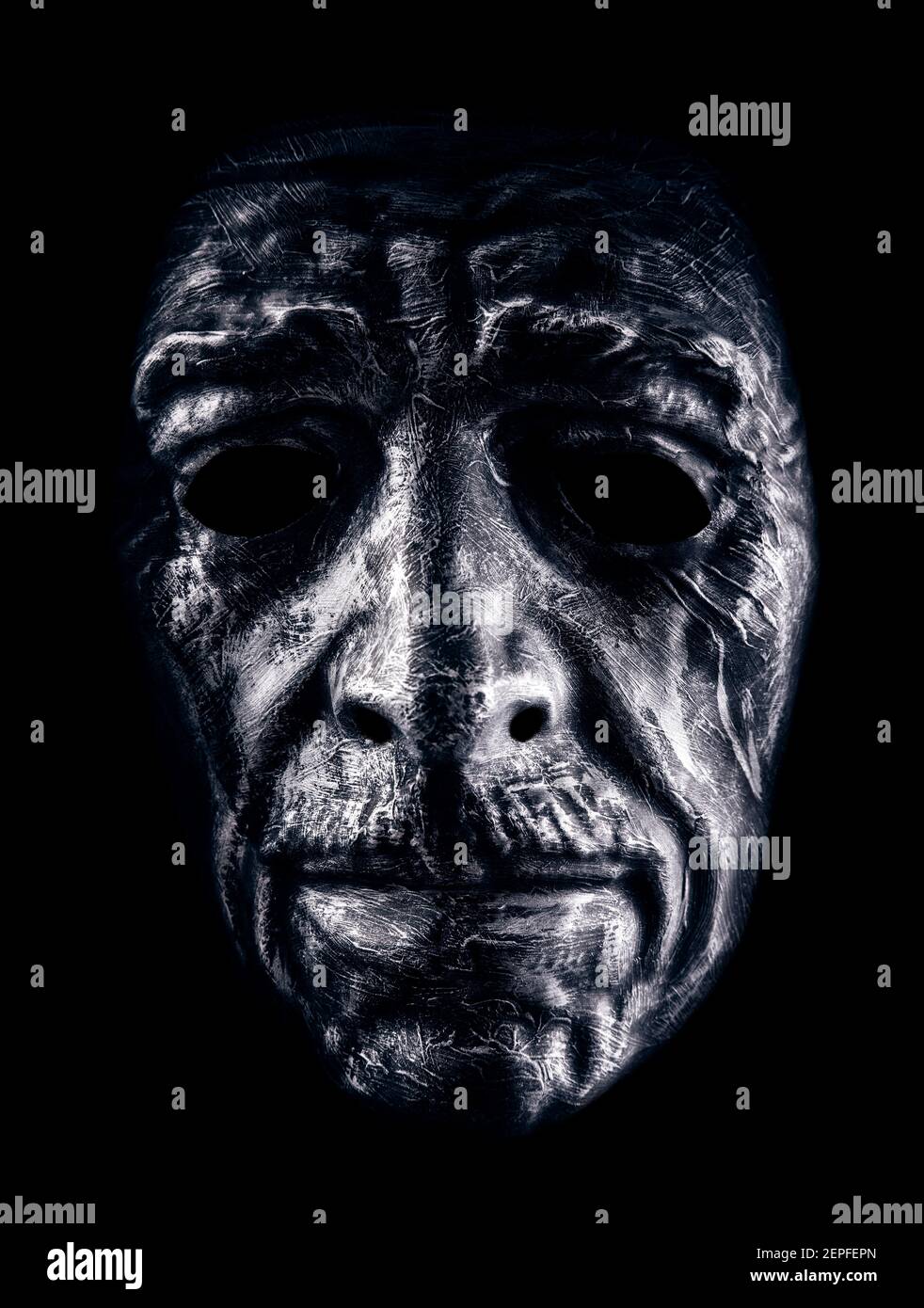 Maschera crespy uomo testa su sfondo nero Foto Stock