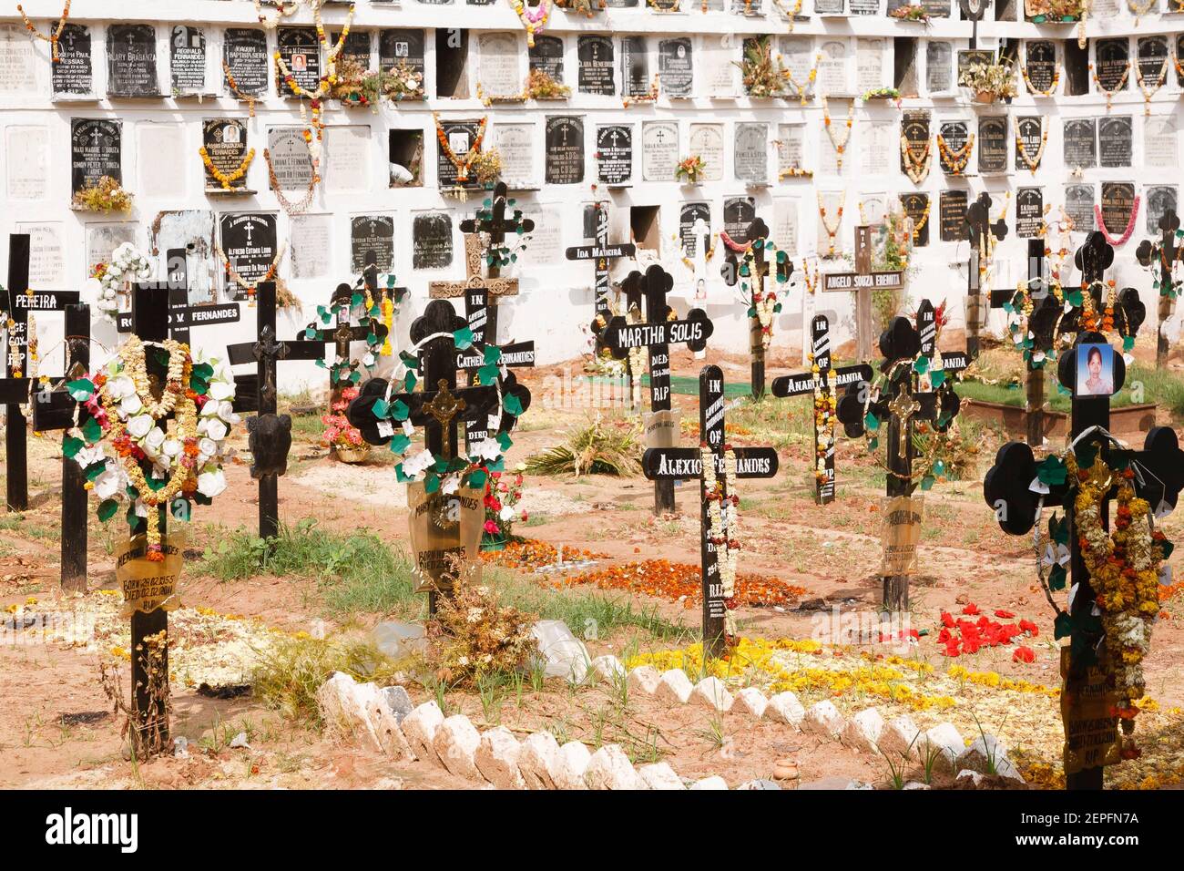 PANAJI, INDIA - 07 novembre 2011. Cimitero, cimitero, terreno di sepoltura con muro di colombario con nicchie o camere. Cimiteri asiatici. Foto Stock