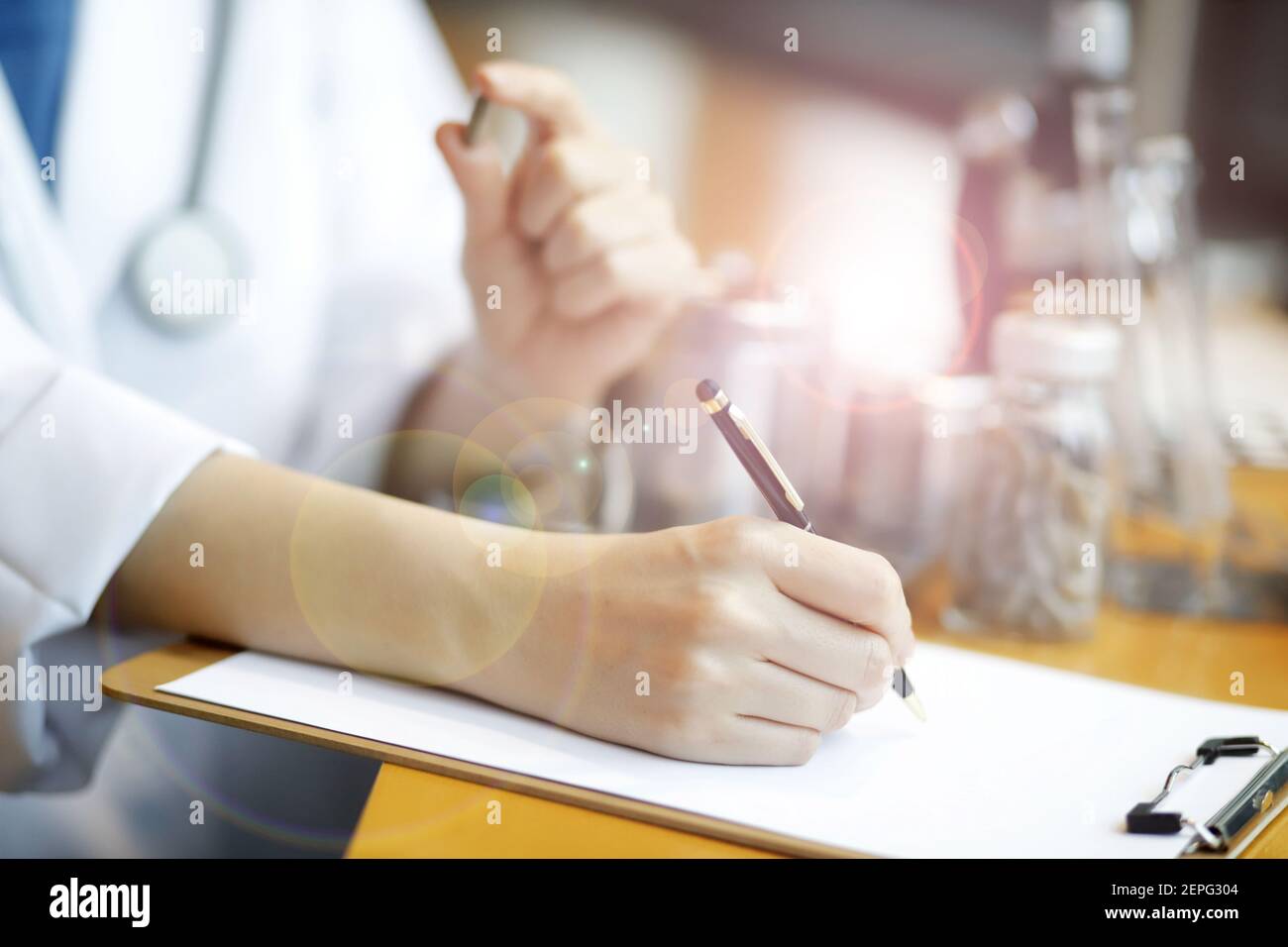 Documento di riempimento medico e pillola di tenuta Foto Stock