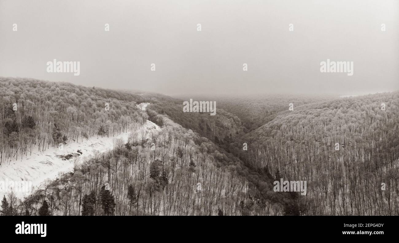 Le nuvole si sono inscenate in Pancake Flats, aggiungendo un tocco di dramma a Bells Gap Foto Stock