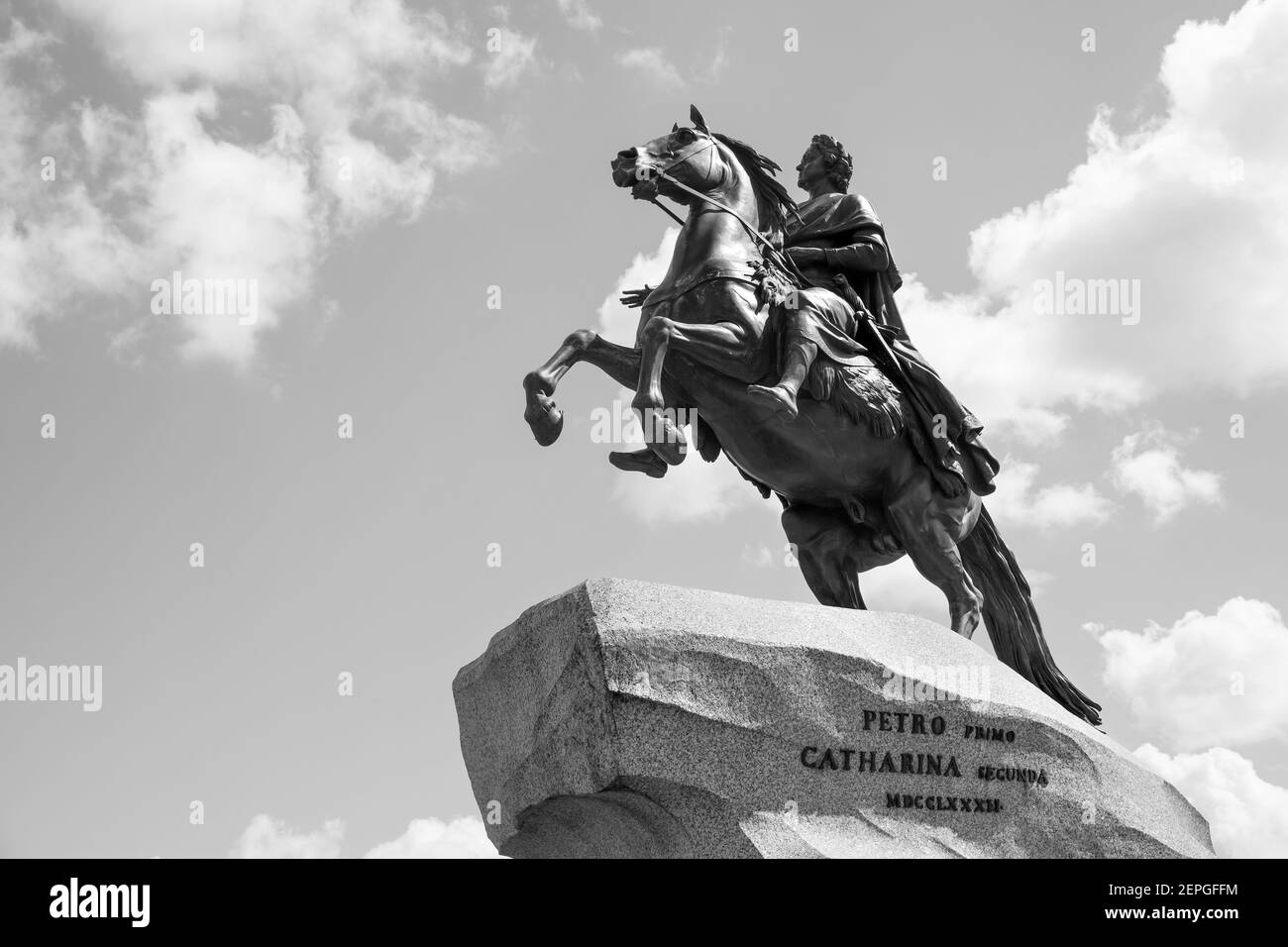 L'Horseman di bronzo di Falconet (1782) - statua equestre di Pietro il Grande nella Piazza del Senato a San Pietroburgo, Russia. Foto in bianco e nero Foto Stock