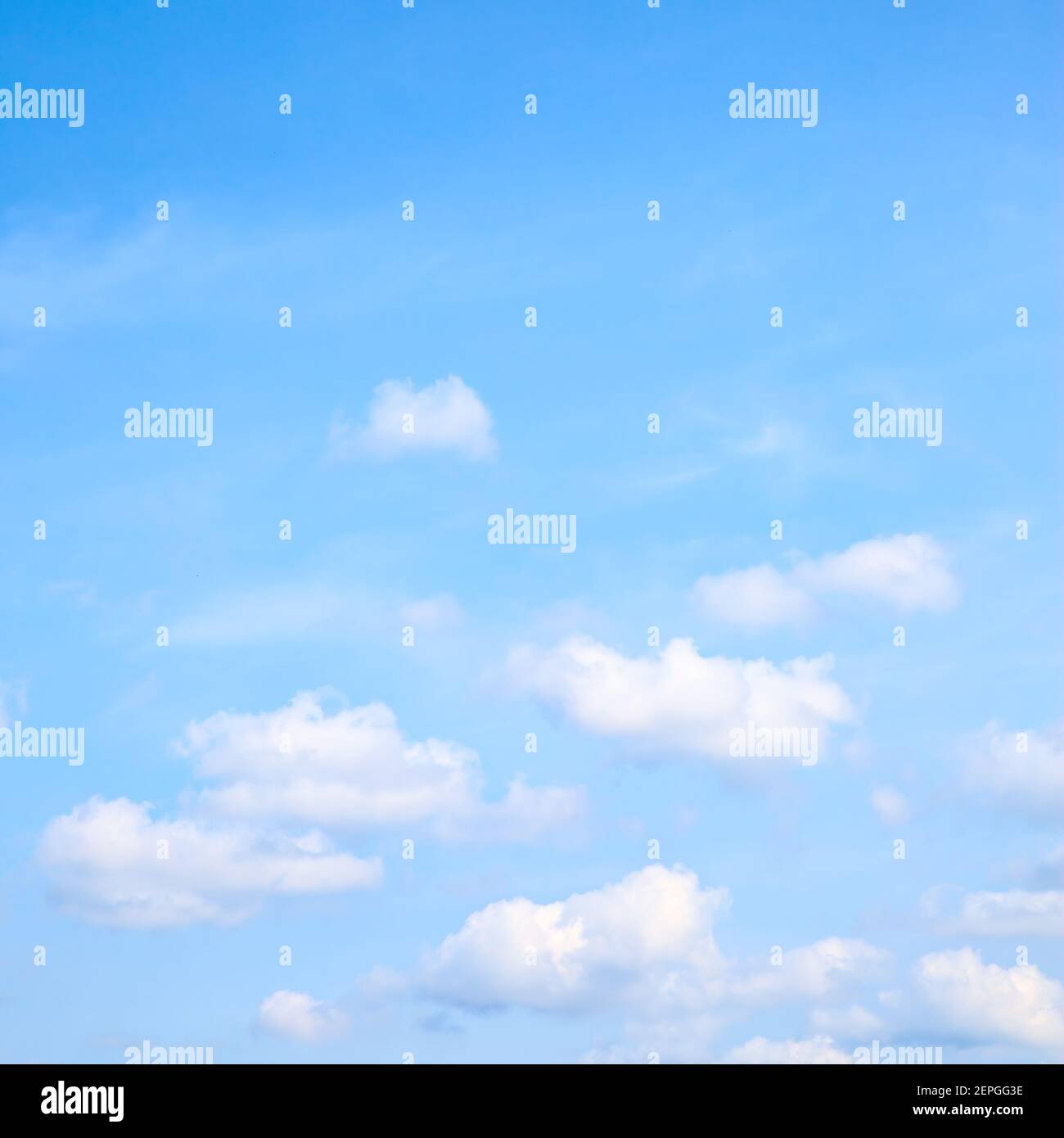 Cielo blu con nuvole bianche. Sfondo, paesaggio nuvoloso Foto Stock