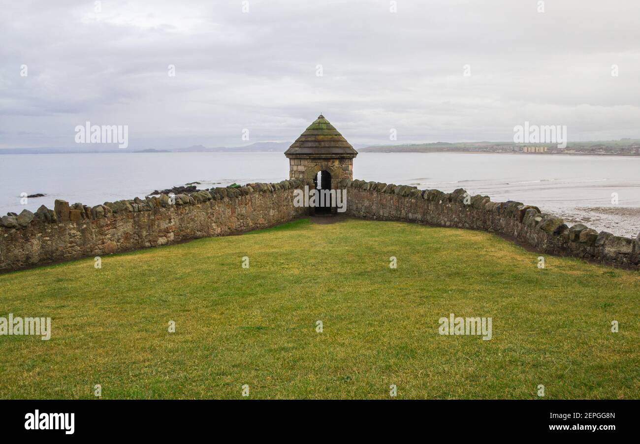 Parete di difesa e Torre di osservazione una parte del muro di mare che si affaccia sul Forth. Situato a Ravenscraig Park, Kirkcaldy, Fife, Scozia. Foto Stock