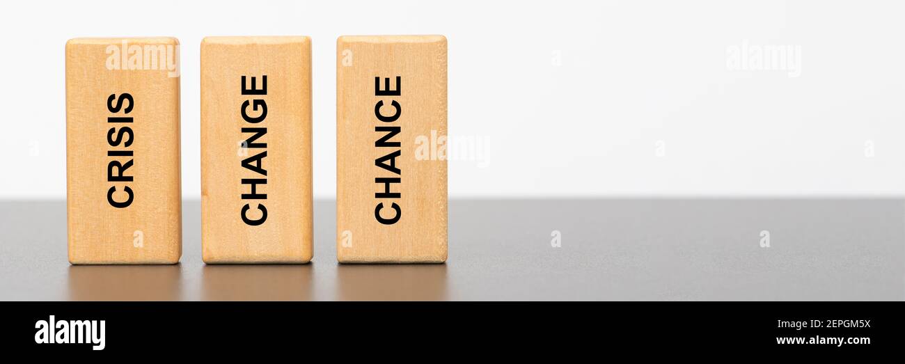 tre pilastri stampati con crisi, cambiamento e possibilità Foto Stock