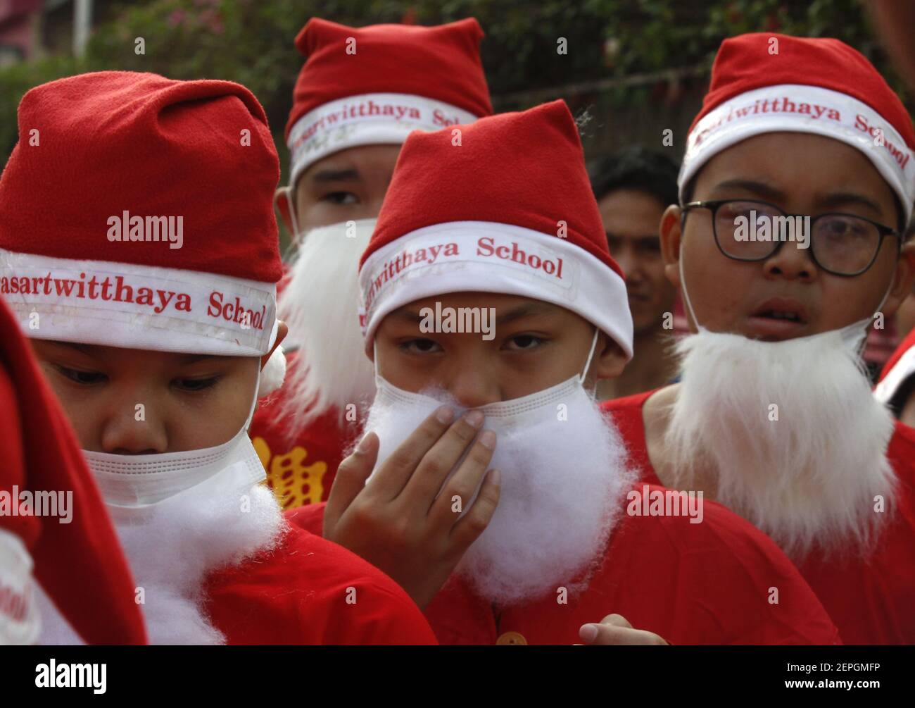 Bambini vestiti con costumi di Babbo Natale durante la festa di Natale alla  scuola di Jirasart nella provincia di Ayutthaya, a nord di Bangkok. (Foto di  Chaiwat Subprasom / SOPA Images/Sipa USA