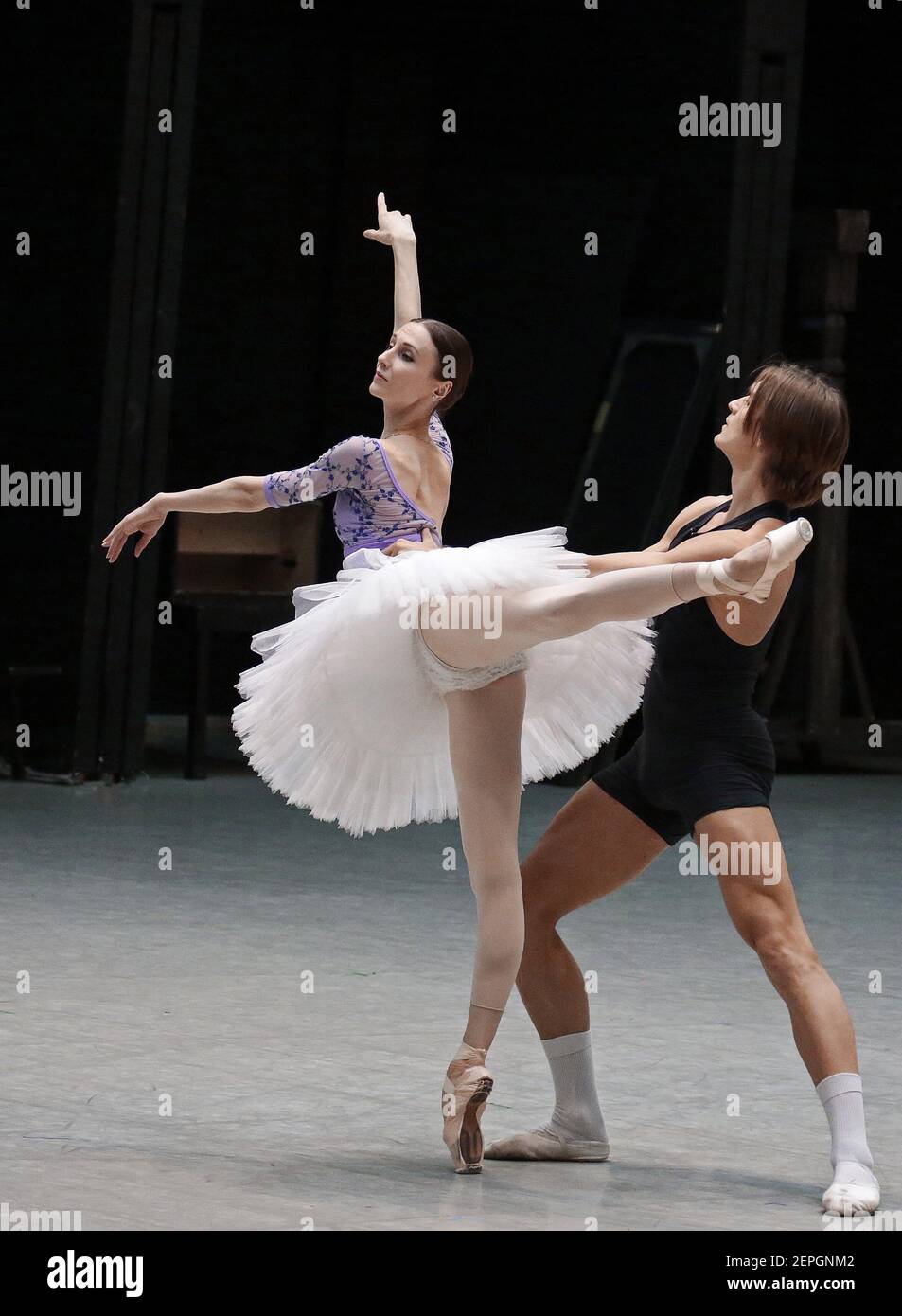 Prima ballerina del Teatro Bolshoi Svetlana Zakharova e ballerina russa  Denis Savin si esibiscono durante la prova aperta del programma congiunto  "Pas de Deux for toes and fingers" sul palco superiore del