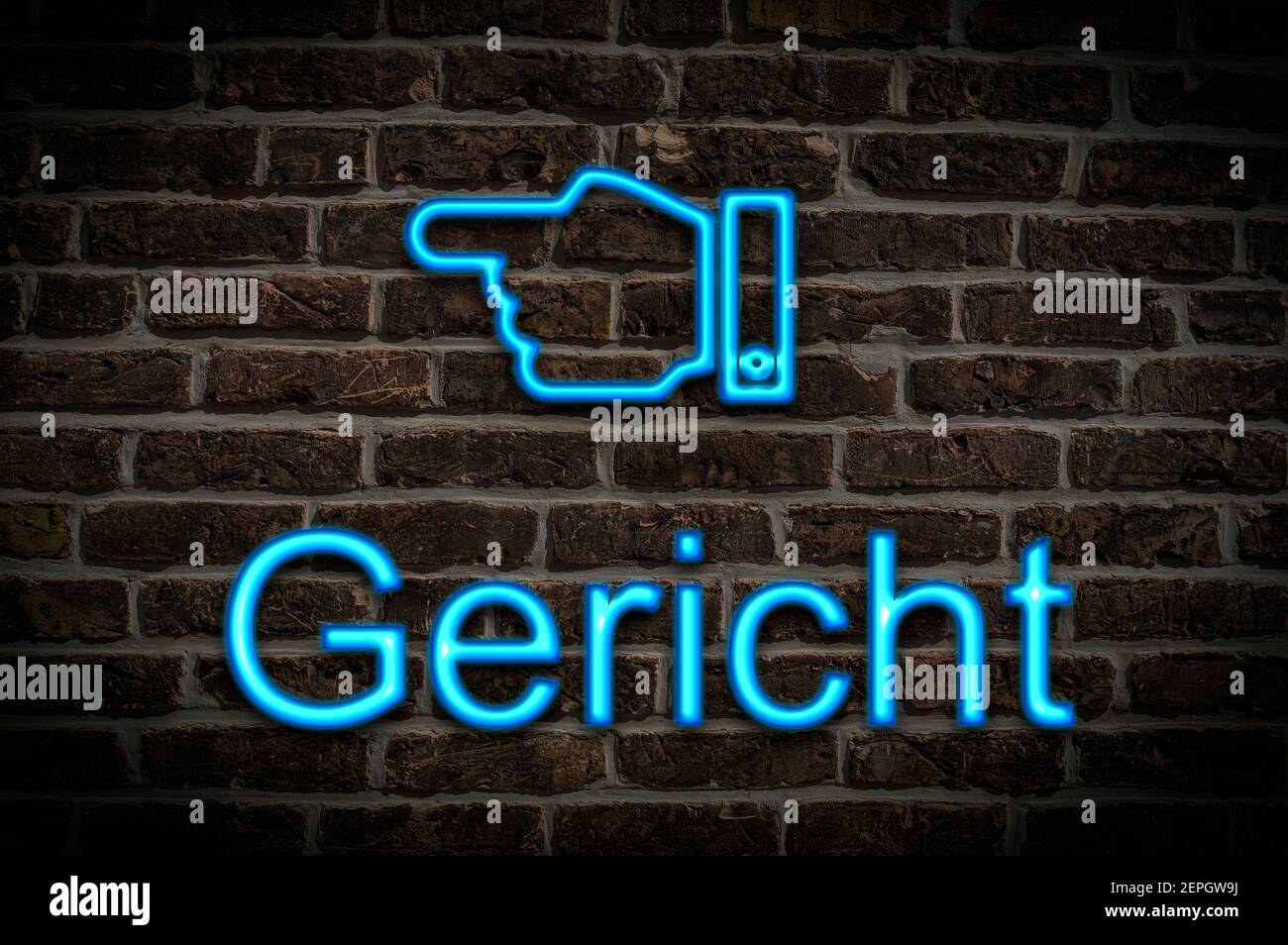 Foto di dettaglio di un cartello al neon su un muro con l'iscrizione tedesca Gericht Court of Justice) Foto Stock