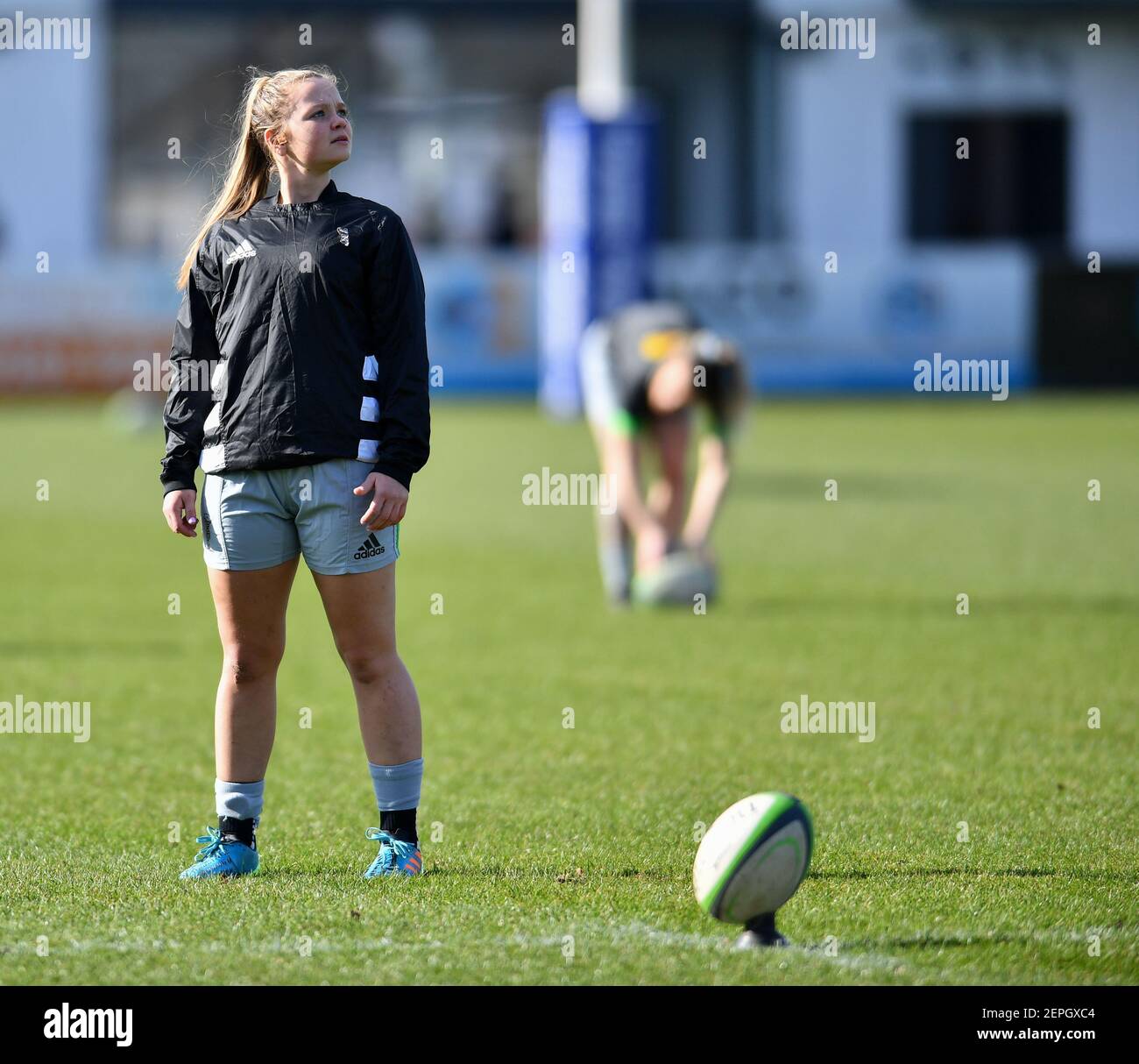 Manchester, Regno Unito. 27 Feb 2021. Ellie Green (10 Harlequins Women) si riscalda prima della partita degli Allianz Premier 15s tra sale Sharks e Harlequins al Corpacq Stadium di Manchester, Inghilterra. Credit: SPP Sport Press Photo. /Alamy Live News Foto Stock