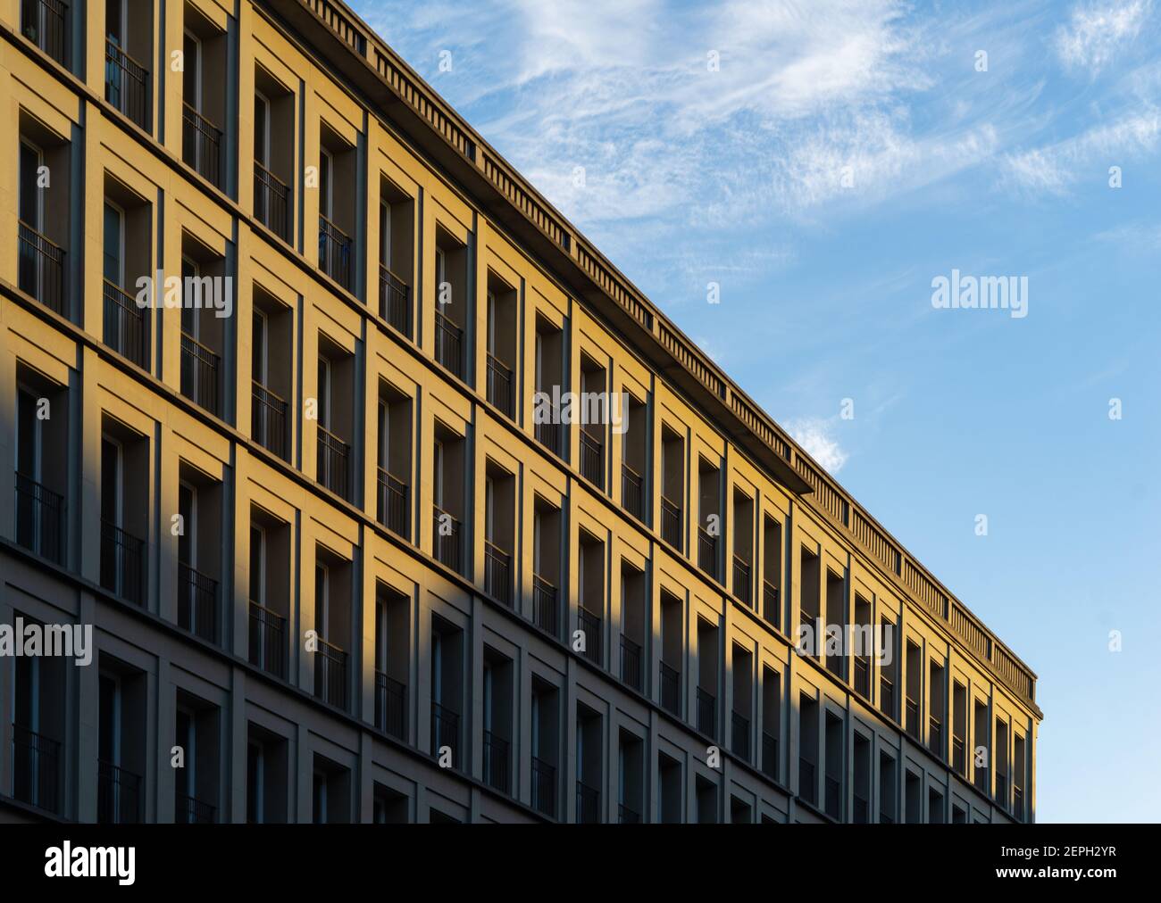 Berlino, Charlottebnurg, Walther-Benjamin-Platz, Architektur, Raster, Abendsonne, abstrakt Foto Stock