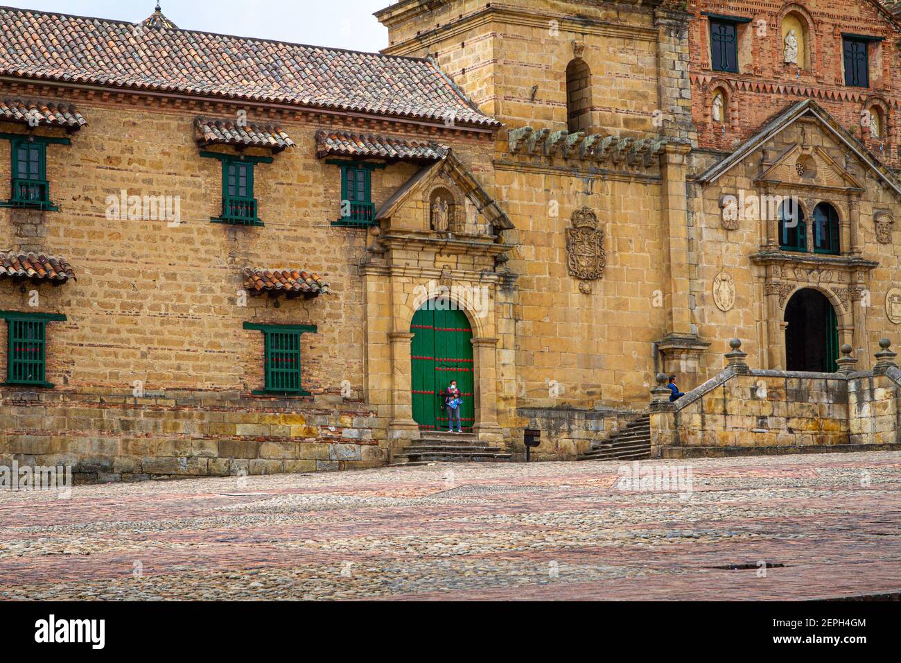 500 anni Old Town.Green porta, Chiesa, tradizionale vecchio edificio coloniale. Plaza de Bolívar, Tunja, Boyaca, Colombia, Ande colombiane, America del Sud Foto Stock