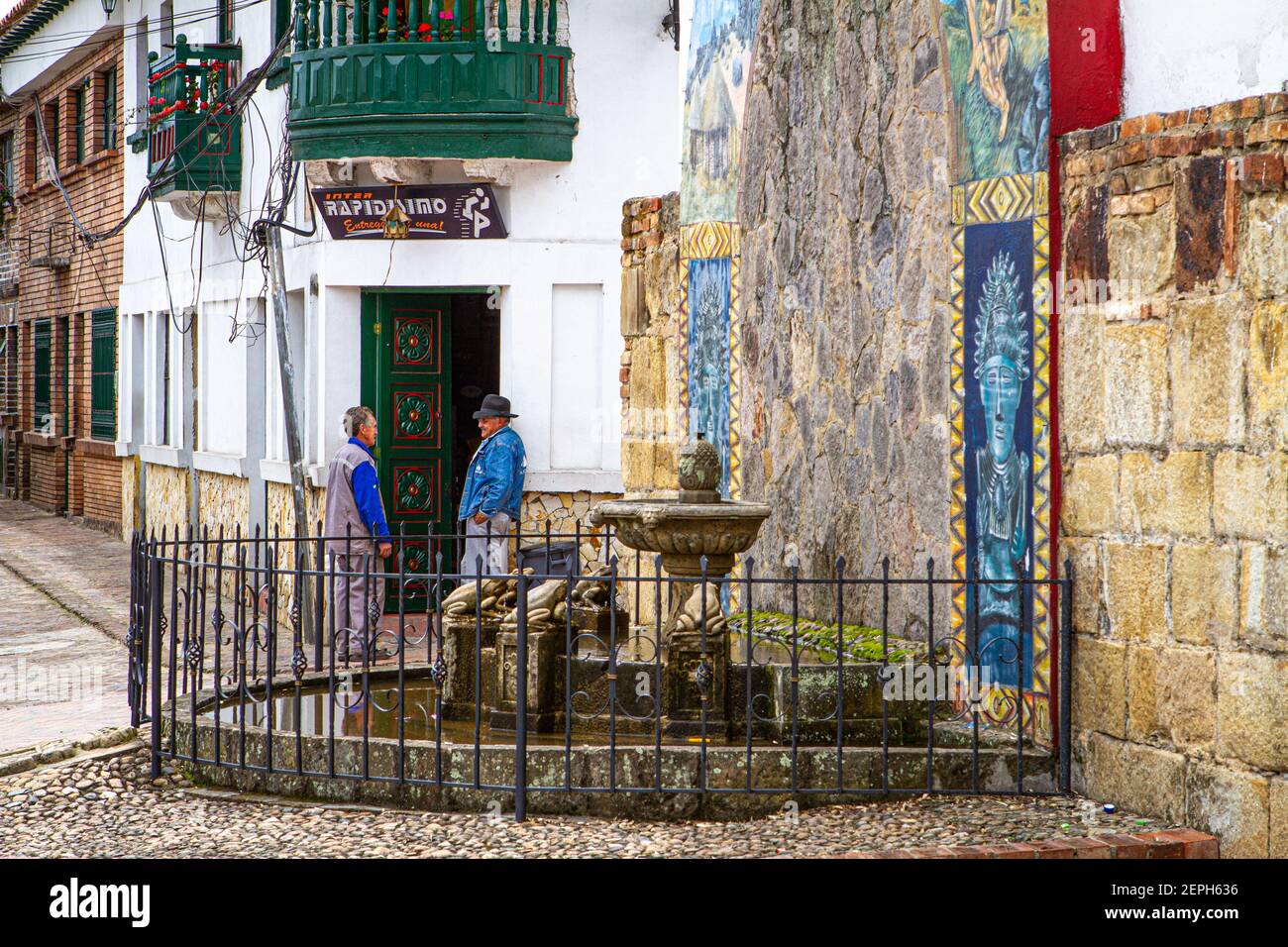 Colombiani, indossando poncho, Ruana.Artisan vendere Villa de Leyva 500 anni città vecchia. Catena montuosa. Boyaca, Colombia, Ande, Sud America Foto Stock