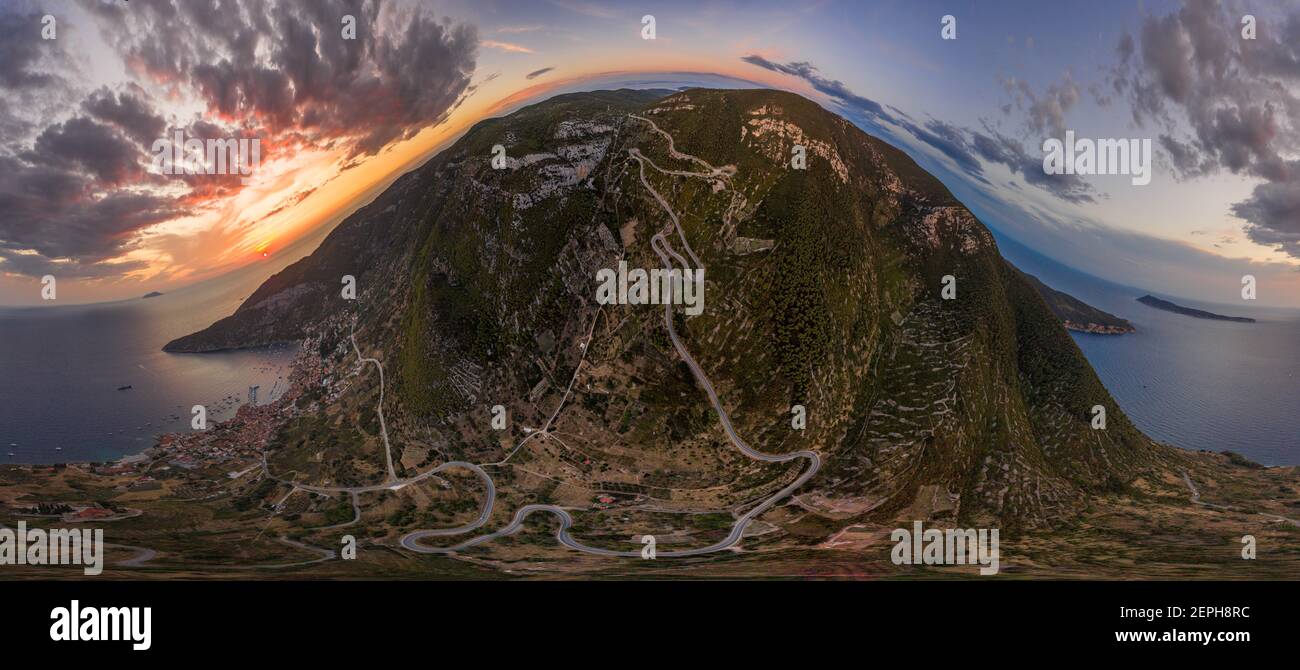 Foto aerea a 360 sfere del tramonto di Komiza sul mare Adriatico Nel porto di Komiza sull'isola di Vis in estate Foto Stock