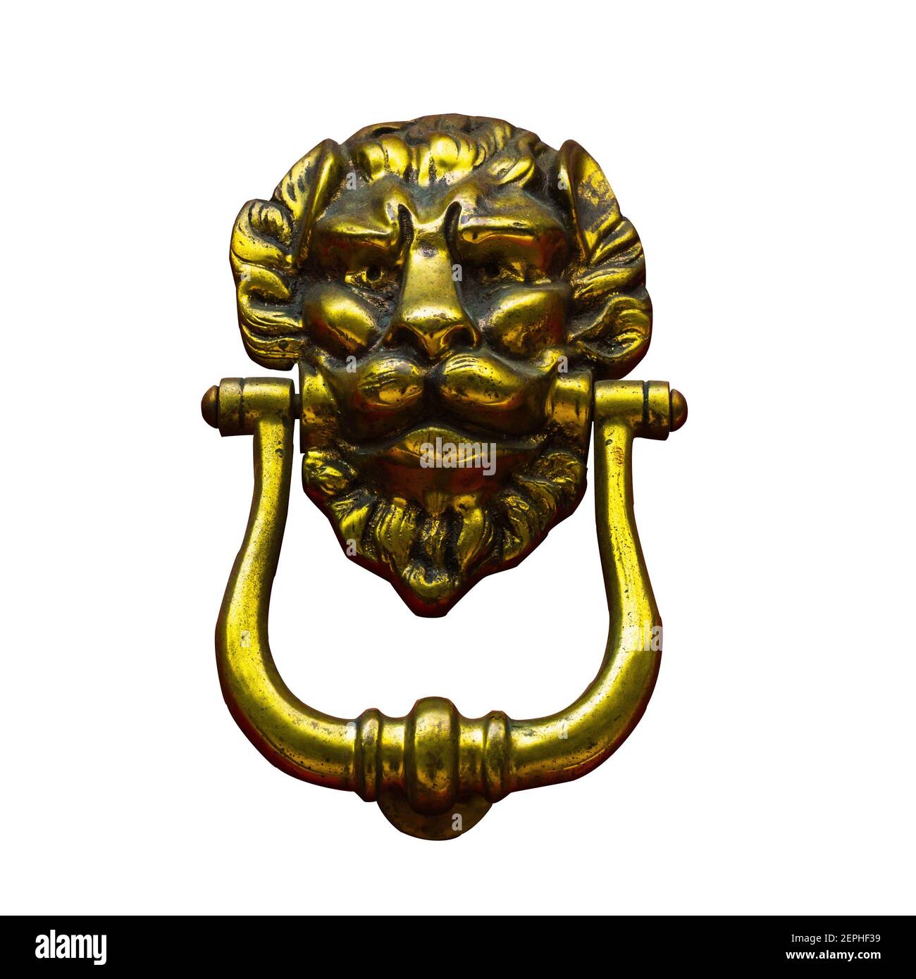 Originale bussatore in ottone a forma di testa di leone, bussatore isolato su sfondo bianco, pomolo vintage della porta Foto Stock