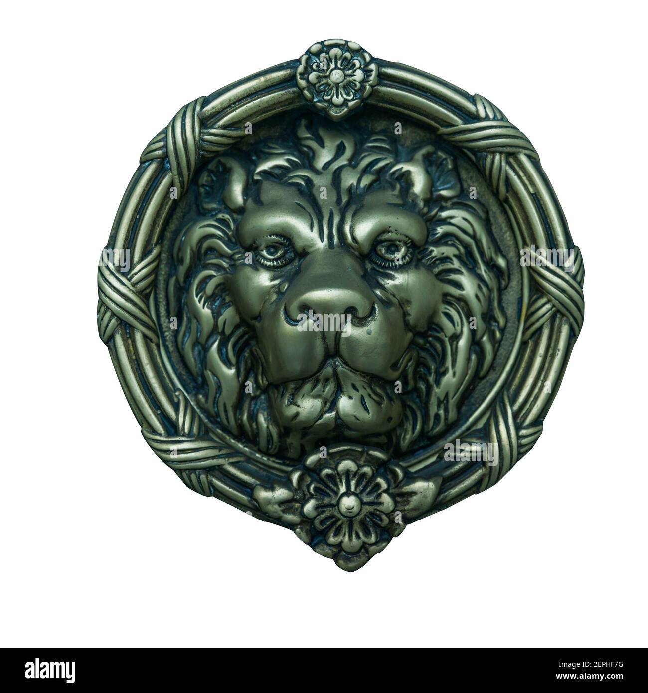 Originale bussatore in ottone a forma di testa di leone, bussatore isolato su sfondo bianco, pomolo vintage della porta Foto Stock